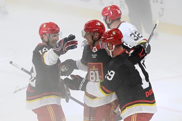 Zľava Peter Bondra, Marián Hossa a Jonathan Toews počas rozlúčkového zápasu Mariána Hossu v Trenčíne, v auguste 2023.