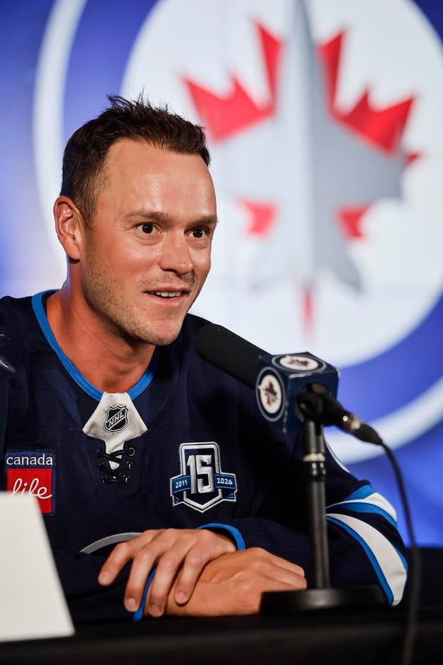 Jonathan Toews v rozhovore s novinármi po prestupe do Winnipegu.