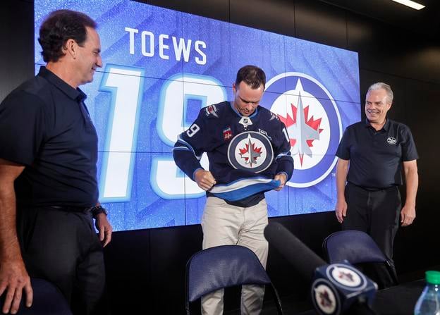 Jonathan Toews v drese Winnipegu Jets. Na snímke je aj hlavný tréner Scott Arniel (vľavo) a generálny manažér Kevin Cheveldayoff.