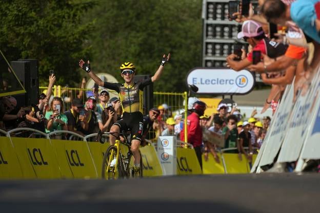Britský cyklista Simon Yates si po šiestich rokoch pripomenul, ako chutí víťazstvo v etape na Tour de France.