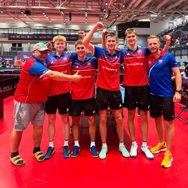 Bronzové družstvo stolnotenisových juniorov Slovenska po postupe do semifinále ME (zľava): tréner Roman Grigel, Jakub Holubčík, Damián Flóro, Samuel Arpáš, Samuel Palušek a fyzioterapeut Ján Gemmel.