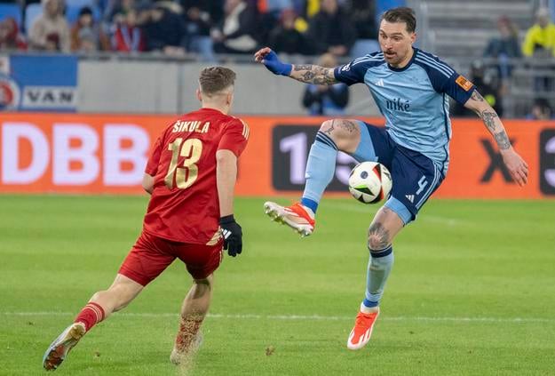 Vvpravo Guram Kašia (Slovan) a vľavo Nicolas Šikula (B.Bystrica).