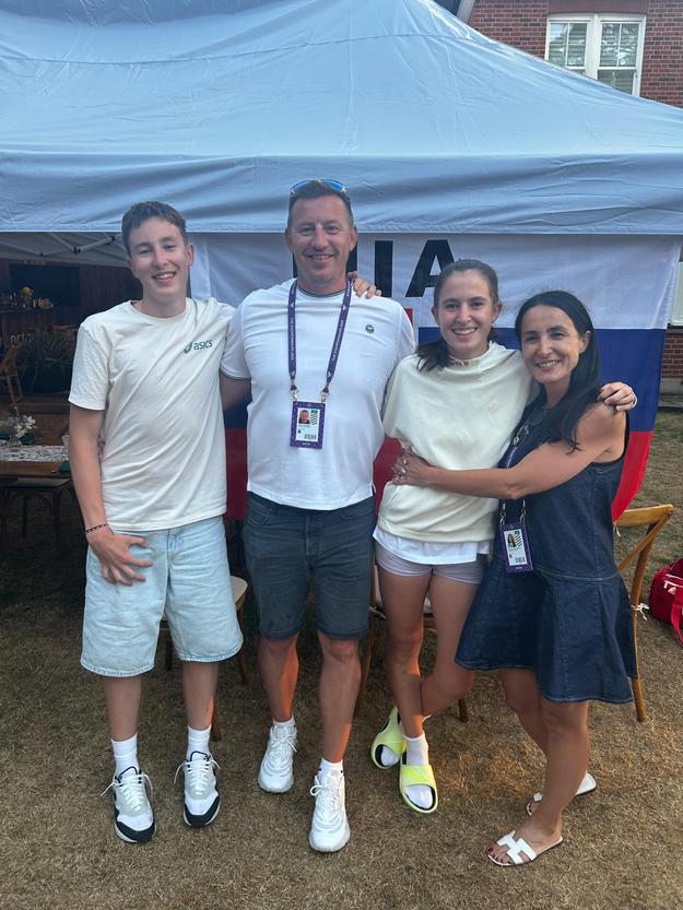 Talentovaná slovenská tenistka v kruhu najbližšej rodiny vo Wimbledone.