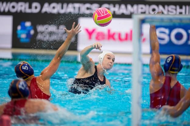Britka Lily Turnerová(uprostred) dáva gól Španielsku v zápase D-skupiny Veľká Británia - Španielsko na MS v Singapure.