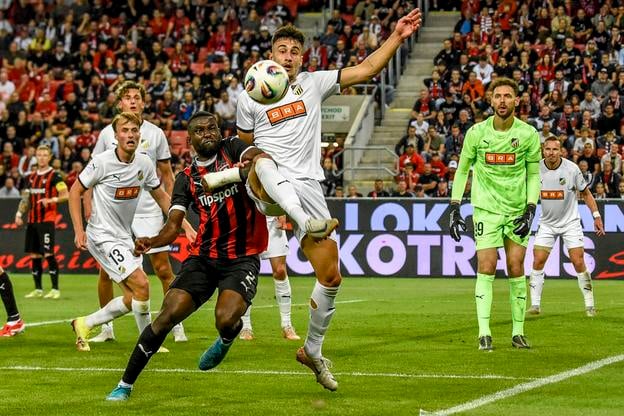 Patrick Nwadike (vľavo) v súboji so Srdjanom Hrstičom.