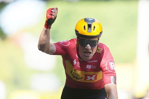 Nórsky cyklista Jonas Abrahamsen  (vľavo) sa raduje z víťazstva počas 11. etapy cyklistických pretekov Tour de France.