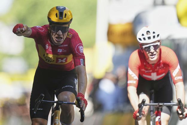 KK27 Toulouse - Nórsky cyklista Jonas Abrahamsen  (vľavo) si v Toulouse splnil sen o víťaznej etape na Tour de France.