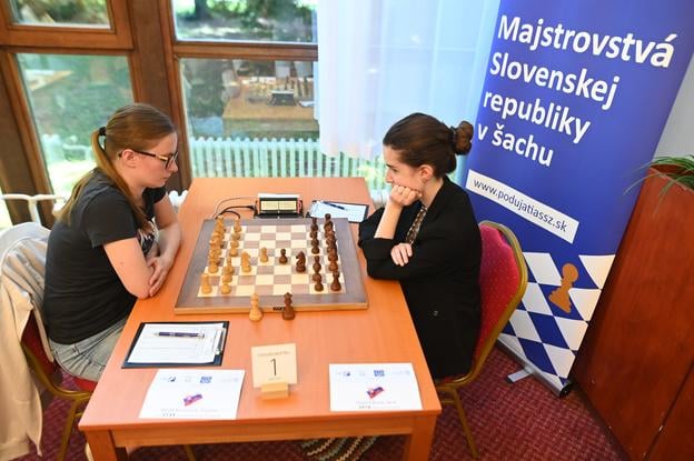 Víťazná Zuzana Boršová (vľavo) a Jana Šošovičková počas majstrovstiev Slovenska v šachu v Piešťanoch.