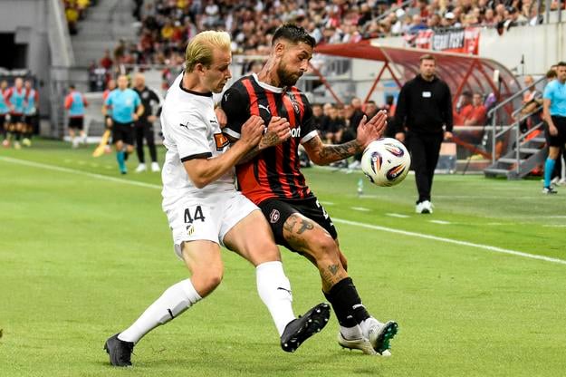 Erik Daniel (vpravo) v prvom zápase proti BK Häcken. V odvetnom bude kvôli zraneniu chýbať.