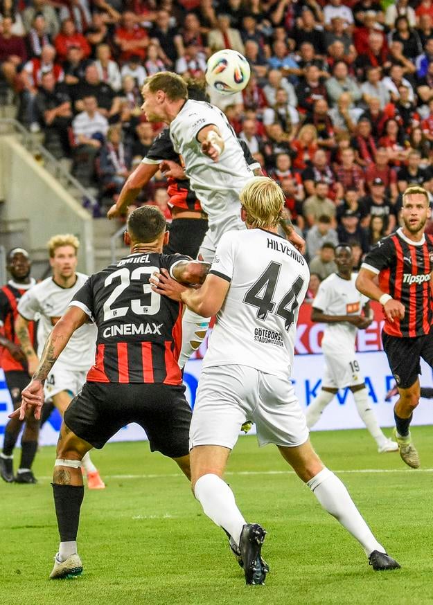 Michal Ďuriš a Erik Daniel v súboji s hráčmi švédskeho klubu.