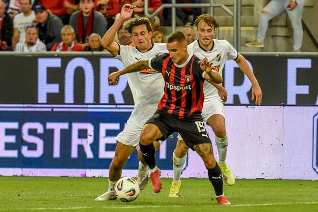 Timotej Kudlička sa nezľakol ani dvojice Silas Andersen (vľavo) – Sigge Jansson.