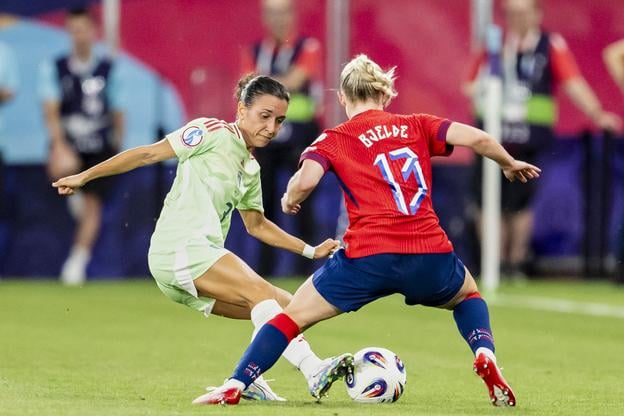 Nórka Thea Bjeldeová (vpravo) a Talianka Lucia Di Guglielmová bojujú o loptu vo štvrťfinálovom dueli Nórsko - Taliansko na ME vo futbale žien vo švajčiarskej Ženeve.