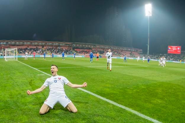 Róbert Boženík (vľavo) sa teší po strelení vyrovnávajúceho gólu do siete Bosny.