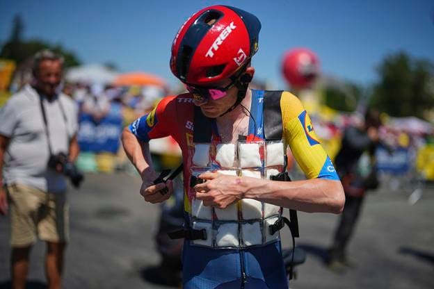 Mattias Skjelmose má na sebe ľadovú vestu pred štartom etapy na Tour de France.