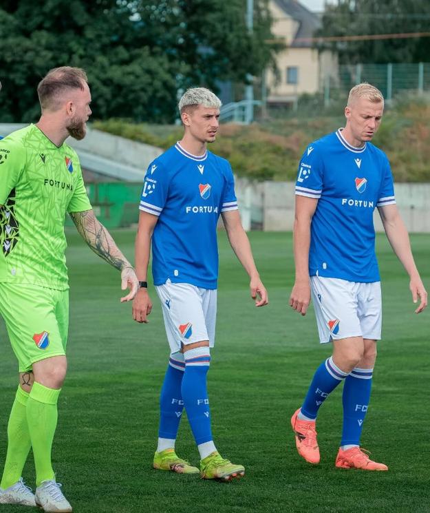 Hoci je Tomáš Rigo (uprostred) horúci artikel na prestupovom trhu, novú sezónu odštartuje v drese Baníka Ostrava.