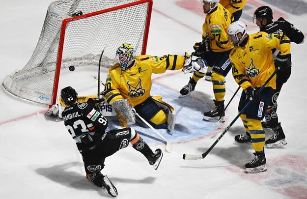 Na snímke vľavo Olivier Archambault (Košice) strieľa prvý gól brankárovi Mareksovi Mitensovi (Spišská Nová Ves) počas zápasu 52. kola hokejovej Tipos extraligy HC Košice - HK Spišská Nová Ves v Košiciach 28. februára 2025. FOTO TASR – František Iván
