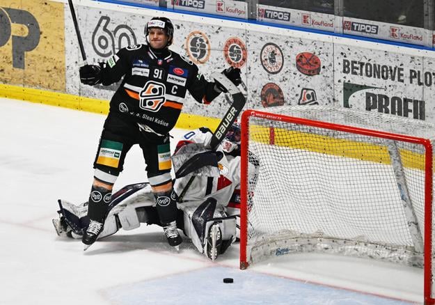 Na snímke vľavo Michal Chovan (Košice) strieľa víťazný gól na 3:2 v samostatných nájazdoch v šlágri 43. kola hokejovej Tipos extraligy HC Košice -  HC Slovan Bratislava v Košiciach 28. januára 2025. FOTO TASR – František Iván