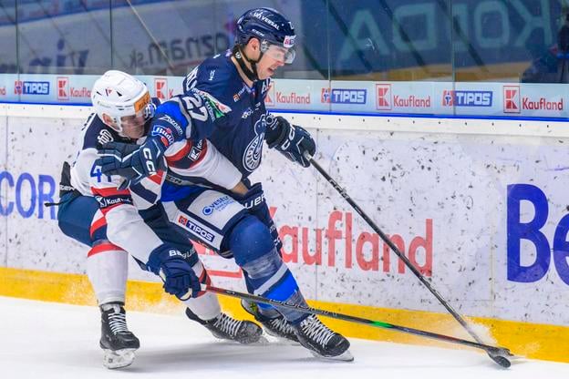 Na snímke zľava Mitchel Mckenna Hoelscher (Bratislava), Adam Cracknell (Poprad) počas zápasu 49. kola hokejovej Tipos extraligy HK Poprad - HC Slovan Bratislava 18. februára 2025 v Poprade. FOTO TASR - Veronika Mihaliková