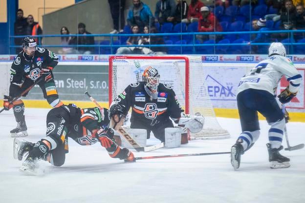 Na snímke zľava Jakub Ferenc, Joona Anttoni Jääskeläinen, Jaroslav Janus (všetci Košice), Zack Andrusiak (Spišská Nová Ves) počas zápasu 9. kola hokejovej Tipos extraligy HK Spišská Nová Ves - HC Košice v Spišskej Novej Vsi 11. októbra 2024. FOTO TASR - Veronika Mihaliková