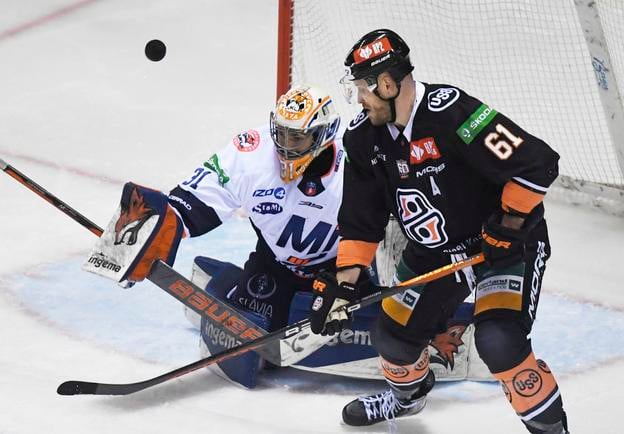 Na snímke vpravo Marek Bartánus(Košice), vľavo brankár Stanislav Škorvánek (Michalovce) v prvom zápase semifinále play-off hokejovej Tipos extraligy HC Košice - HK Dukla INGEMA Michalovce 31. marca 2023 v Košiciach. FOTO TASR - František Iván