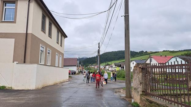 The education situation in Lomnička, Stará Ľubovňa district, is critical – without a new school, a three-shift system may be needed from the 2026/2027 school year, warns mayor Mária Oračková. The municipality is still awaiting funding from Slovakia’s Recovery and Resilience Plan, but the Education Ministry notes it applied for support 28 months after the call was announced.