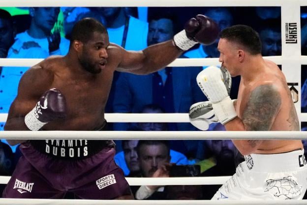 Daniel Dubois (vľavo) s Oleksandrom Usykom v ich prvom zápase 26. augusta 2023 v Poľsku, kde uspel Ukrajinec.