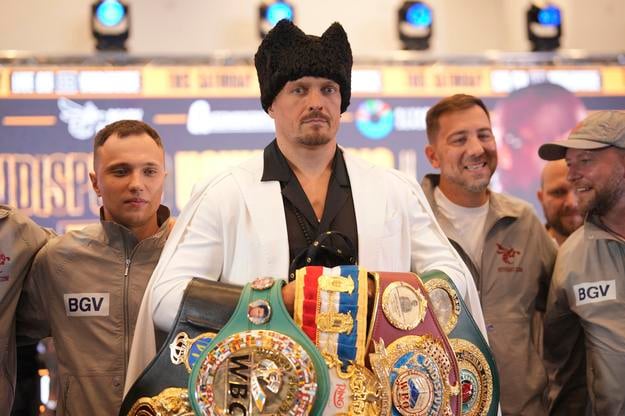 Oleksandr Usyk má aktuálne opasky pre šampióna organizácií WBC, WBA a WBO.