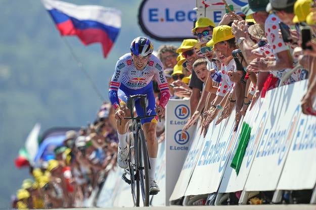 Slovinec Primož Roglič z tímu Red Bull Bora-Hansgrohe počas individuálnej časovky na cyklistických pretekoch Tour de France z Loudenvielle do Peyragudes (10,9 km).