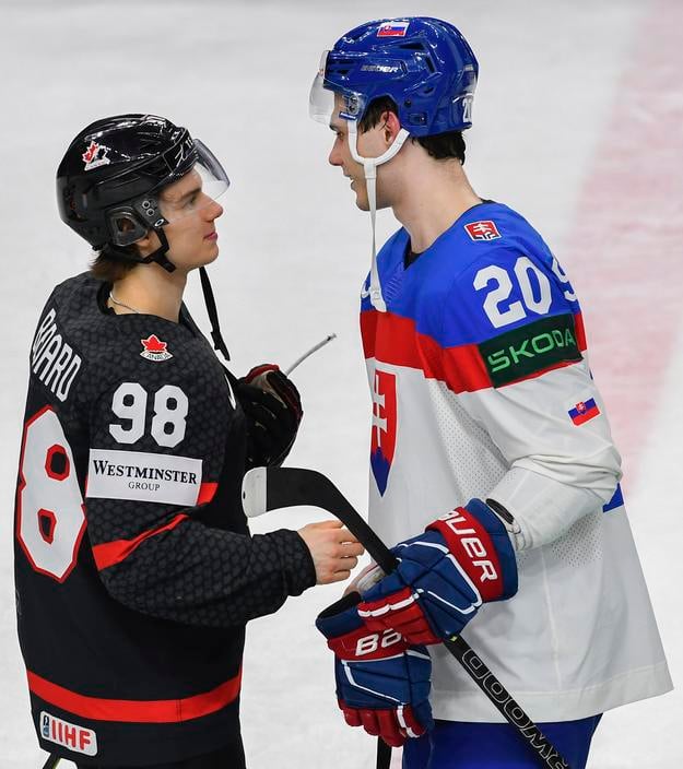 Juraj Slafkovský a Kanaďan Connor Bedard si podávajú ruky po štvrťfinálovom zápase Kanada - Slovensko na 87.  MS v hokeji v Prahe, v máji 2024.