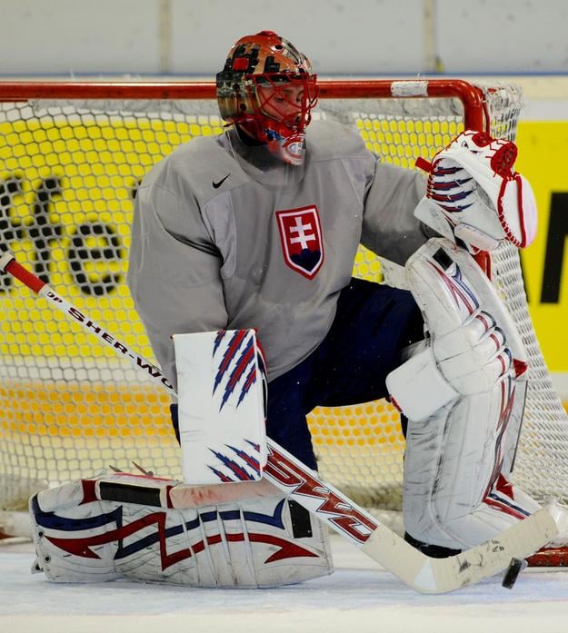 Jaroslav Halák počas tréningu slovenskej hokejovej reprezentácie na MS vo Švajčiarsku.