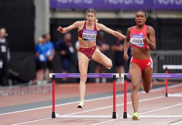 Slovenská bežkyňa Emma Zapletalová  v behu na 400 m cez prekážky na atletickom mítingu Diamantovej ligy v Londýne