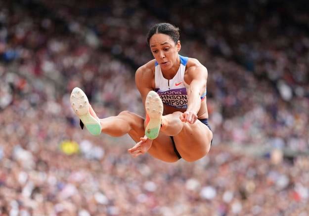 Katarina Johnson-Thompsonová v skoku do diaľky.