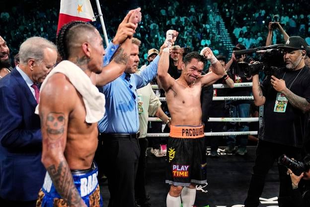 Mario Barrios (vľavo) sa teší z verdiktu rozhodcov. Zápas sa podľa nich skončil remízou, Manny Pacquiao (vpravo) tak svojho sok o opasok majstra sveta neobral.