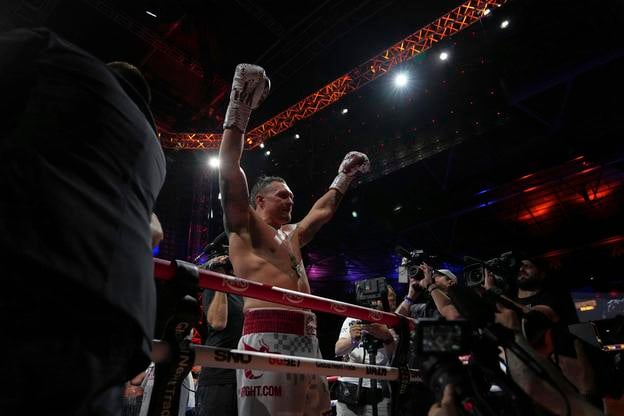 Ukrajinec Oleksandr Usyk oslavuje vo Wembley víťazstvo nad svojim súperom.
