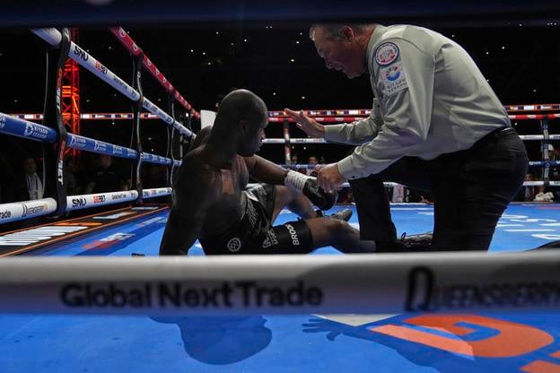 Daniel Dubois na zemi po knokaute od Usyka.