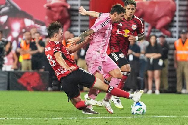 Hráč New York Red Bulls Peter Stroud sa snaží zastaviť Lionela Messi v zápase NY Red Bulls - Inter Miami.