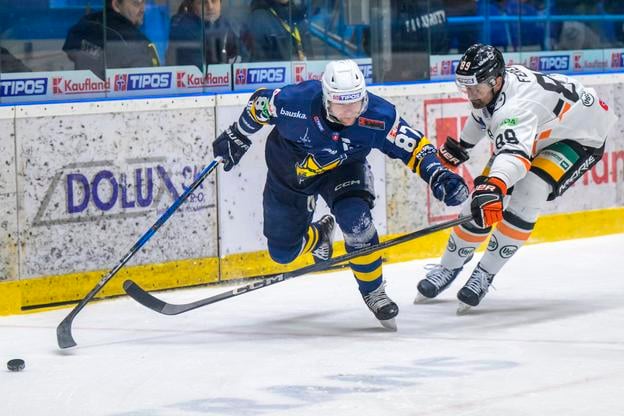 Juraj Majdan (Spišská Nová Ves) a Jakub Ferenc (Košice) počas zápasu 36. kola hokejovej Tipos extraligy v Spišskej Novej Vsi, v januári 2025.