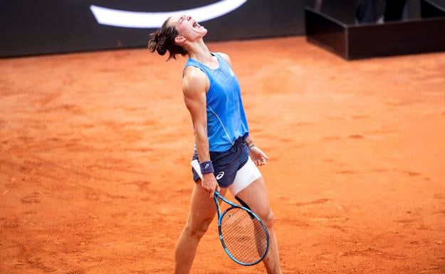 Francúzska tenistka Lois Boissonová oslavuje po jej výhre nad Maďarkou Annou Bondarovou vo finále tenisového turnaja WTA v Hamburgu.