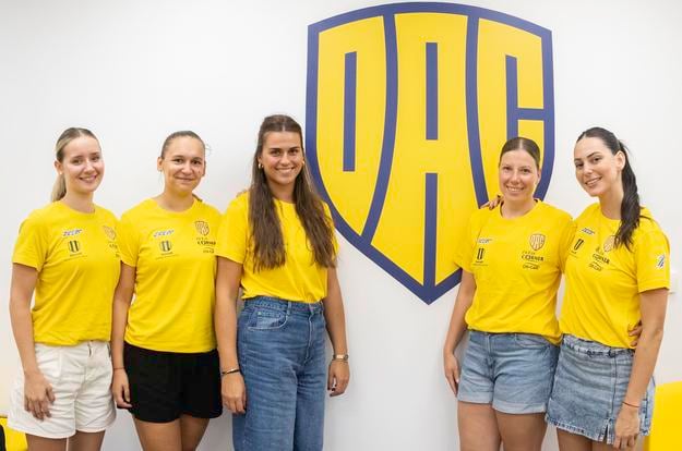 Nové posily hádzanárok HC DAC Dunajská Streda pri predstavení pred nadchádzajúcou sezónou 2025/26 (zľava): Nora Fajfričová, Kíra Bánfaiová, Lea Franušičová, Kitty Mistinová a Ana Cláudia Bolzano e Silvová.