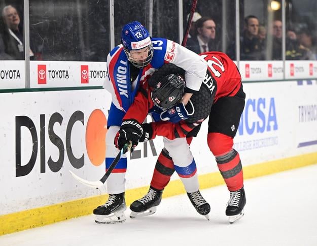 Tobias Tomík (vľavo) sa v juniorskej WHL nestratí, na snímke spacifikoval veľký kanadský talent, obrancu Keatona Verhoeffa.