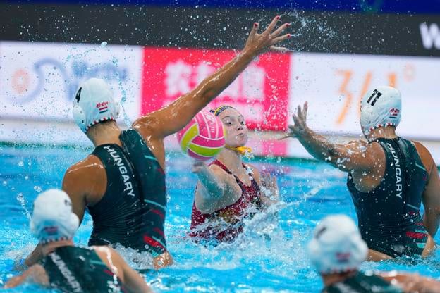 Španielka Elena Ruiz Barril strieľa na bránku Maďarska v semifinále MS.