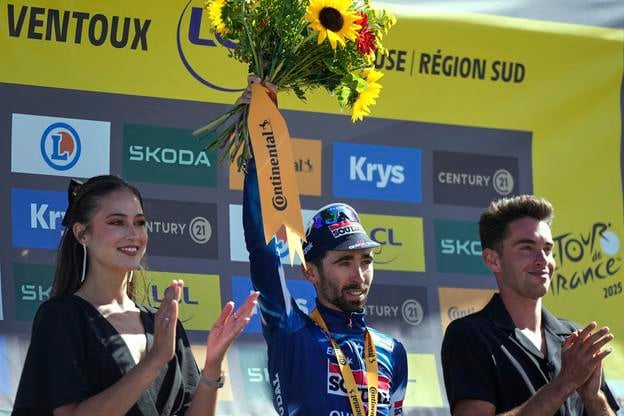 Valentin Paret-Peintre zo stajne Soudal Quick-Step sa raduje na pódiu víťazov po 16. etape cestnej cyklistiky Tour de France na trase Montpellier - Mont Ventoux.