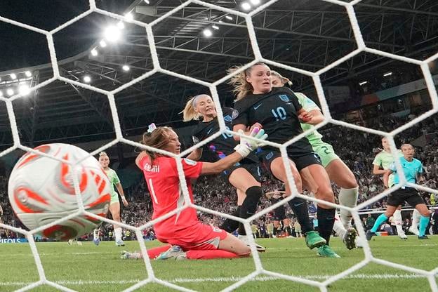 Chloe Kelly strieľa víťazný gól do siete Talianska v závere semifinálového predĺženia ME v Ženeve.