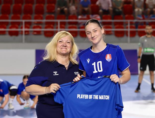 Michaela Lukačínová na majstrovstvách EHF v Telavi strelecky potiahla slovenské juniorky a ušlo sa jej aj ocenenie pre najlepšiu hráčku duelu.