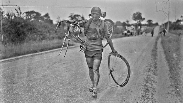 Talian Giusto Cerutti nesie svoj bicykel počas Tour 1928. Cudzia pomoc bola vetdy totiž pod hrozbou vylúčenia zakázaná.