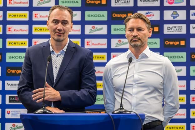 Na snímke zľava prezident Slovenského zväzu ľadového hokeja (SZĽH) Miroslav Šatan a nový tréner slovenskej mužskej hokejovej reprezentácie Vladimír Országh.