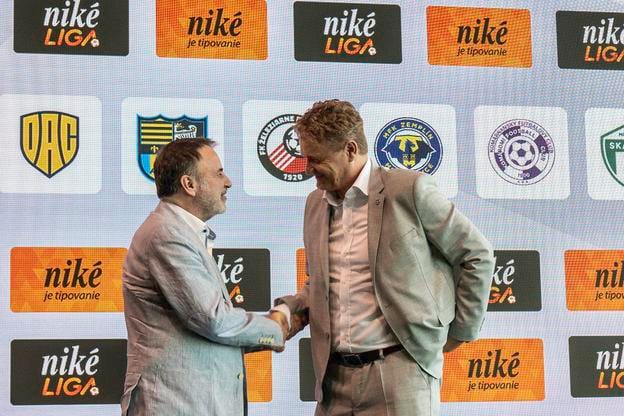 Generálny riaditeľ Niké Roman Berger (vľavo) a prezident Únie ligových klubov (ÚLK) Ivan Kozák.