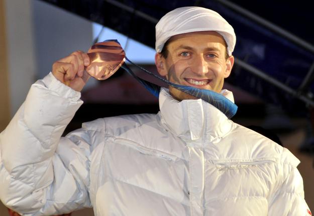Mesto Banská Bystrica privítalo 2. marca 2010 na Námestí SNP úspešných olympionikov z Vancouveru, členov banskobystrickej Dukly, Anastasiu Kuzminovú a Pavla Hurajta. Na snímke slovenský biatlonista Pavol Hurajt pózuje so svojou bronzovou medailou. FOTO TASR – Jozef Ďurník