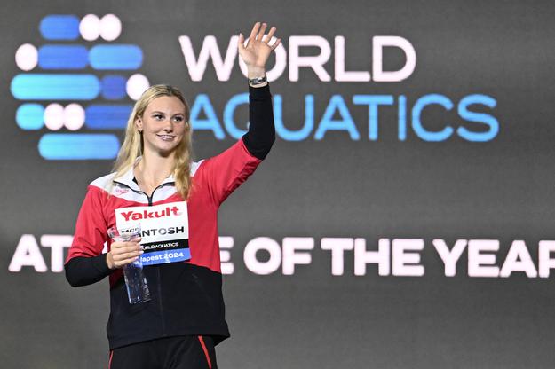 Kanadská plavkyňa Summer Mcintoshová na stupni víťazov počas MS 2024 v krátkom bazéne v Budapešti.