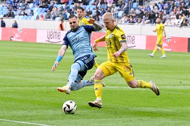 Szilárd Bokros (Košice) a vľavo Tigran Barseghjan (Slovan) v záverečnom 10. kole nadstavbovej časti Niké ligy v skupine o titul ŠK Slovan Bratislava - FC Košice, v máji 2025 v Bratislave.